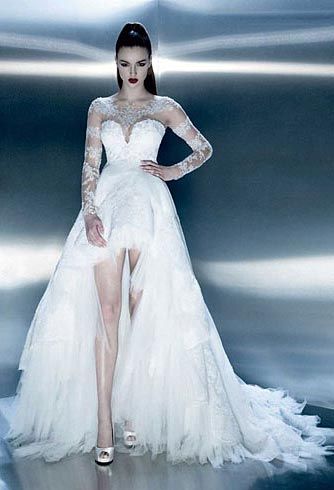 Mesmo branco, o vestido ousa com o corte curto na frente (Foto: Reprodução)